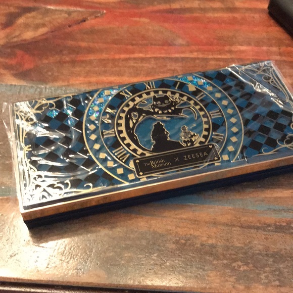 Amazing 🤩 Alice in Wonderland Blue Palette - Picture 3 of 6